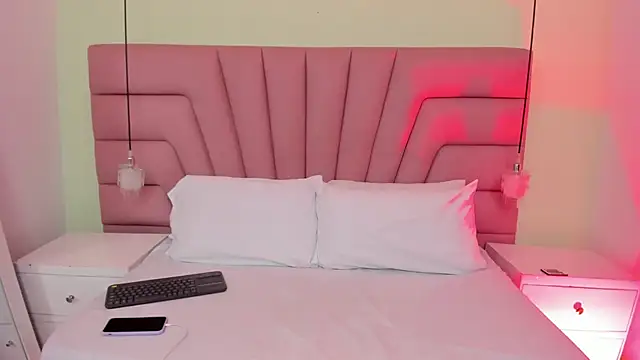 Coral Jhones online show from December 17, 2025, 8:37 pm