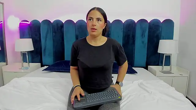 AuraSky  online show from November 11, 2025, 7:25 pm