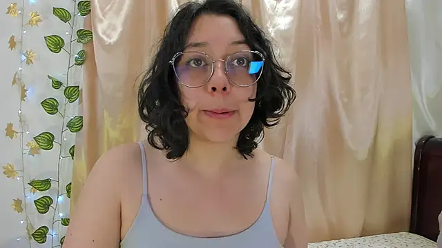 Milie yue online show from December 15, 2025, 1:59 pm