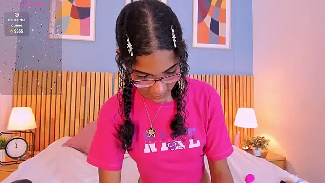 AuroraPinkk online show from December 19, 2025, 1:51 pm