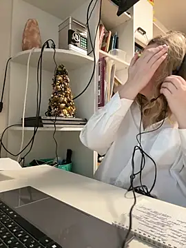 Amelia-Diamond online show from December 4, 2025, 7:17 am