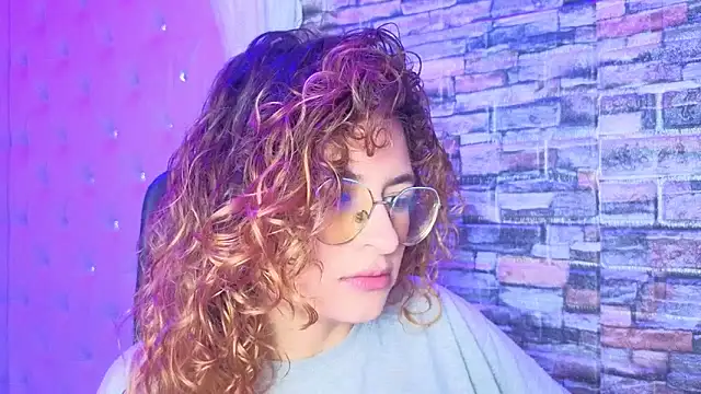 EmiliRouse  online show from November 6, 2025, 4:02 am