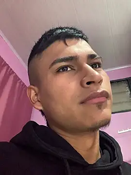 Snapshot of Emiliano_Reyes chatting on May 12, 2026, 12:41 am Emiliano Reyes online show from May 12, 2026, 12:41 am