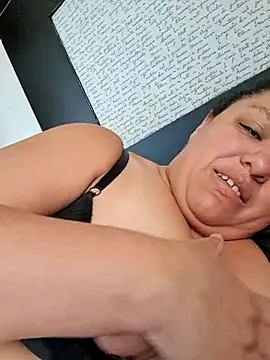 Snapshot of Alondrabb80 chatting on December 2, 2025, 9:43 pm Alondrabb80 online show from December 2, 2025, 9:43 pm