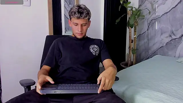 Alan-Smith1 online show from November 7, 2025, 7:47 pm