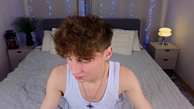 Snapshot of crisp1n chatting on November 15, 2025, 9:32 pm crisp1n online show from November 15, 2025, 9:32 pm