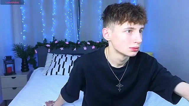 Snapshot of crisp1n chatting on December 4, 2025, 2:48 pm crisp1n online show from December 4, 2025, 2:48 pm