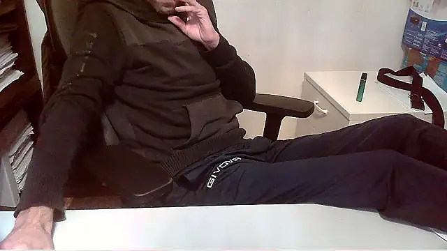 Snapshot of topg84 chatting on November 18, 2025, 5:39 pm topg84 online show from November 18, 2025, 5:39 pm