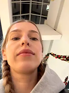 Snapshot of kira_mia chatting on December 4, 2025, 3:21 pm kira mia online show from December 4, 2025, 3:21 pm