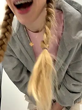 Snapshot of kira_mia chatting on December 13, 2025, 7:53 pm kira mia online show from December 13, 2025, 7:53 pm