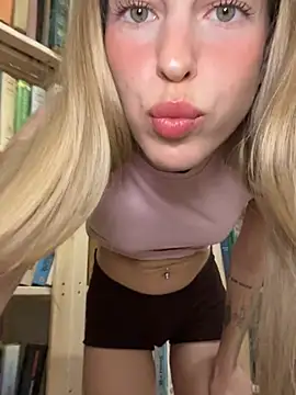 kira mia online show from May 5, 2026, 5:43 pm