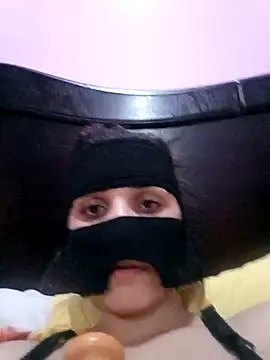 SandyAmr online show from November 6, 2025, 8:48 am