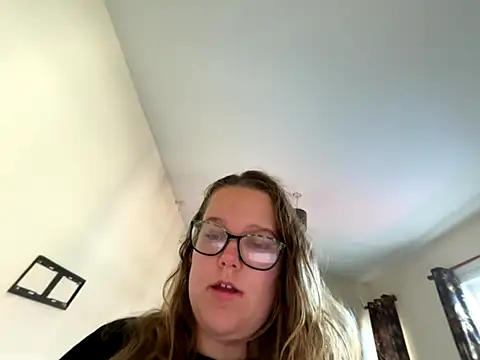 Snapshot of Scarletcum22 chatting on November 2, 2025, 8:28 am Scarletcum22 online show from November 2, 2025, 8:28 am