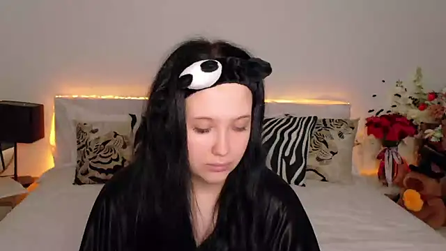 Felicia Herceg online show from October 31, 2025, 7:15 pm