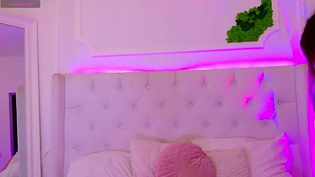 ElisaCharm online show from July 8, 2026, 4:06 am