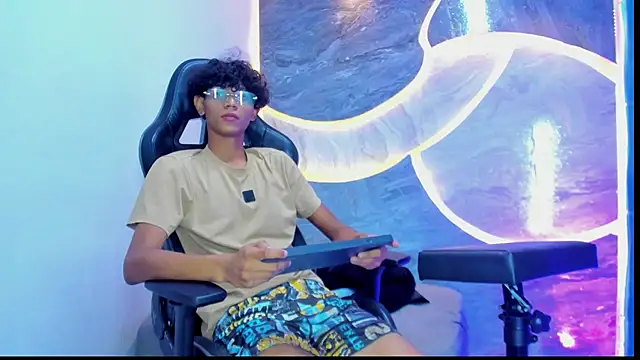 Sex Boy 33  online show from October 25, 2025, 4:31 am