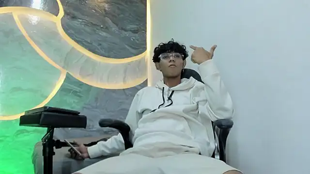 Sex Boy 33  online show from October 26, 2025, 4:29 am