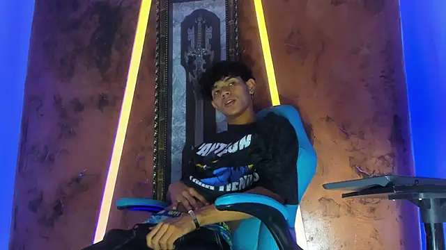 Sex Boy 33  online show from October 31, 2025, 4:35 am