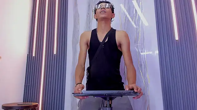 Sex Boy 33  online show from November 2, 2025, 9:17 pm