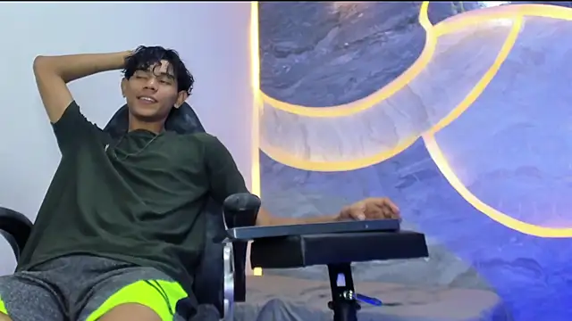 Sex Boy 33  online show from November 18, 2025, 4:17 am