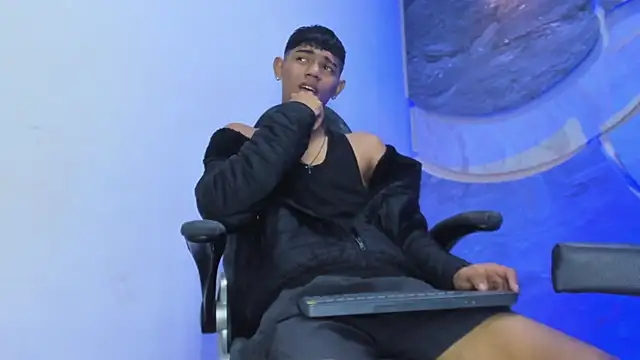 Sex Boy 33  online show from November 24, 2025, 4:56 am