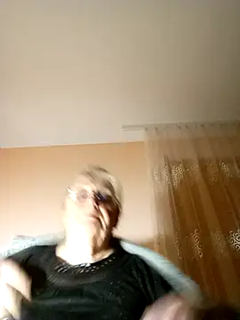 AmyLove353 online show from November 11, 2025, 9:15 pm