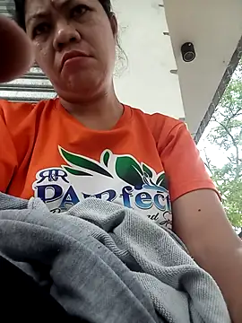 Yummymarie09 online show from November 13, 2025, 3:16 am