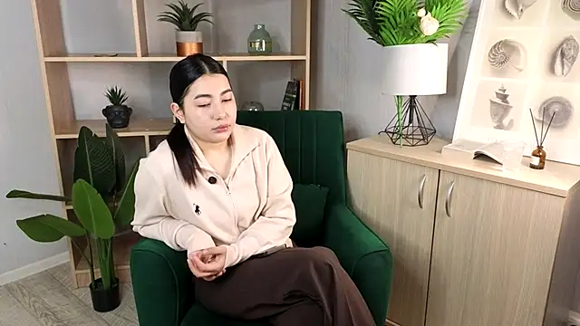 LorieGiang online show from October 22, 2025, 10:37 am