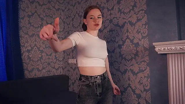 Snapshot of KarlynGow chatting on November 3, 2025, 6:36 am KarlynGow online show from November 3, 2025, 6:36 am