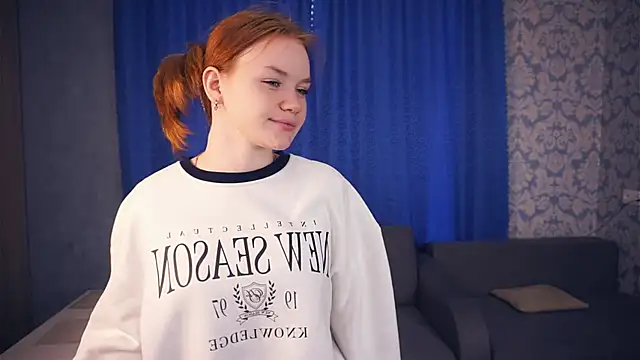 Snapshot of KarlynGow chatting on December 2, 2025, 7:03 am KarlynGow online show from December 2, 2025, 7:03 am