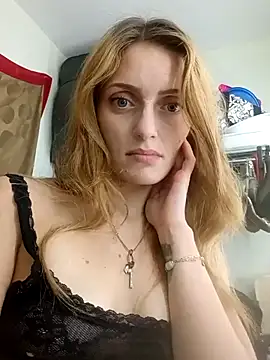 Snapshot of Tessietee chatting on April 19, 2026, 7:05 pm Tessietee online show from April 19, 2026, 7:05 pm