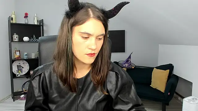 Snapshot of IzzyMonro chatting on October 31, 2025, 9:05 pm IzzyMonro online show from October 31, 2025, 9:05 pm