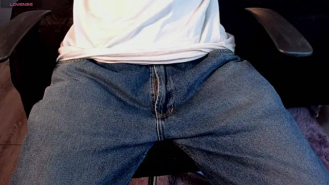 Snapshot of Lil_James chatting on November 19, 2025, 8:09 pm Lil James online show from November 19, 2025, 8:09 pm