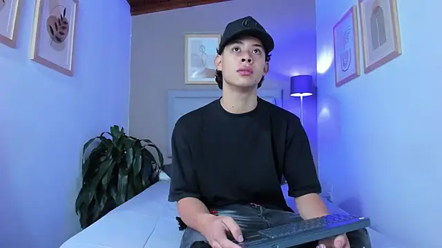 Snapshot of ApoloRicci chatting on October 27, 2025, 7:18 pm ApoloRicci online show from October 27, 2025, 7:18 pm