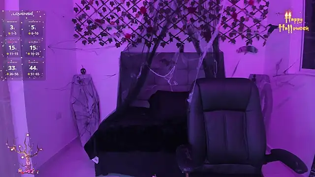 Karly Closson online show from October 31, 2025, 4:24 am