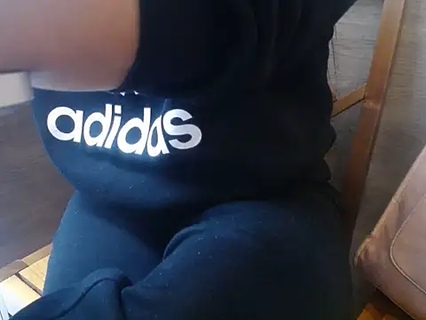 Snapshot of T_mon chatting on November 3, 2025, 8:37 am T mon online show from November 3, 2025, 8:37 am