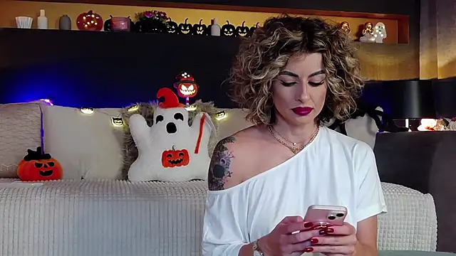 Snapshot of AnayseMaze chatting on October 26, 2025, 5:08 pm AnayseMaze online show from October 26, 2025, 5:08 pm