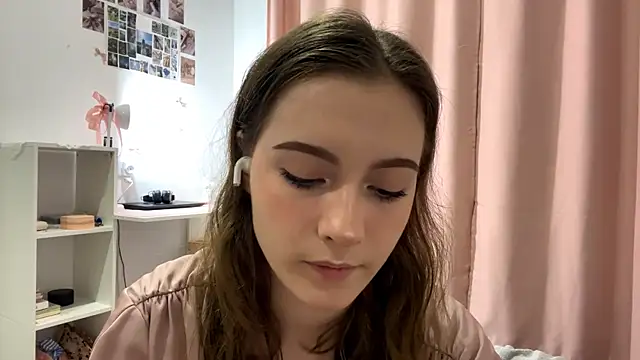 Kira Sanders online show from October 23, 2025, 7:12 pm