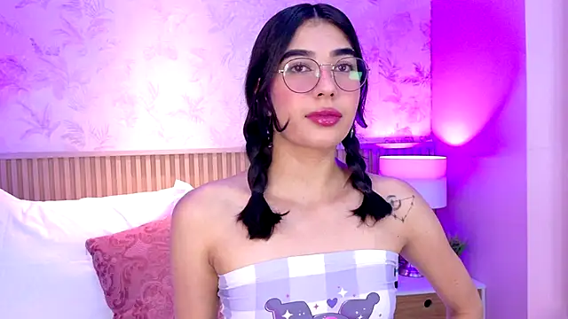 AdelineJhones online show from November 9, 2025, 2:26 pm