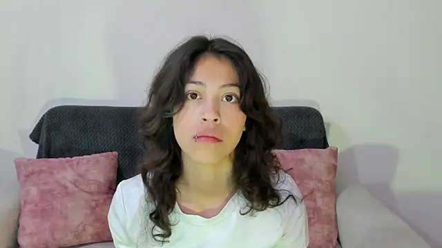 emily jonessxx online show from December 15, 2025, 1:48 pm