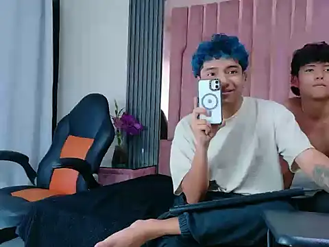 Snapshot of LiamANDJordan chatting on October 29, 2025, 9:27 pm LiamANDJordan online show from October 29, 2025, 9:27 pm