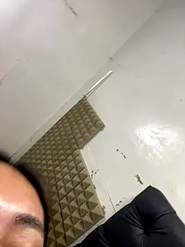 ur sluttyvia online show from December 23, 2025, 8:45 am