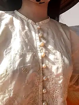 Snapshot of Emily-y chatting on December 2, 2025, 2:17 am Emily-y online show from December 2, 2025, 2:17 am