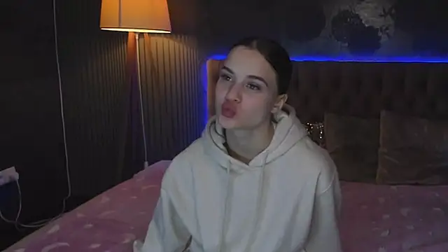 Snapshot of LuisaClover chatting on November 9, 2025, 1:31 pm LuisaClover online show from November 9, 2025, 1:31 pm