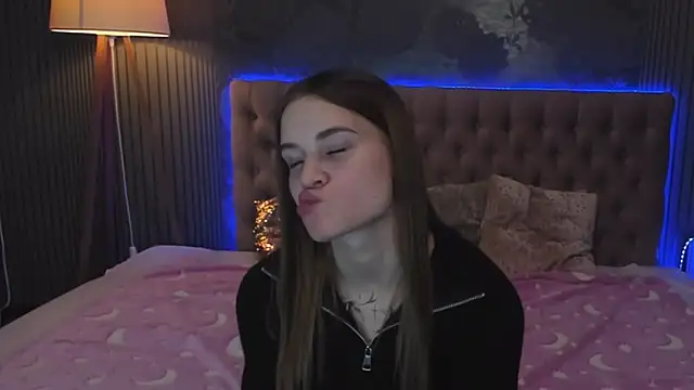 Snapshot of LuisaClover chatting on November 10, 2025, 1:43 pm LuisaClover online show from November 10, 2025, 1:43 pm