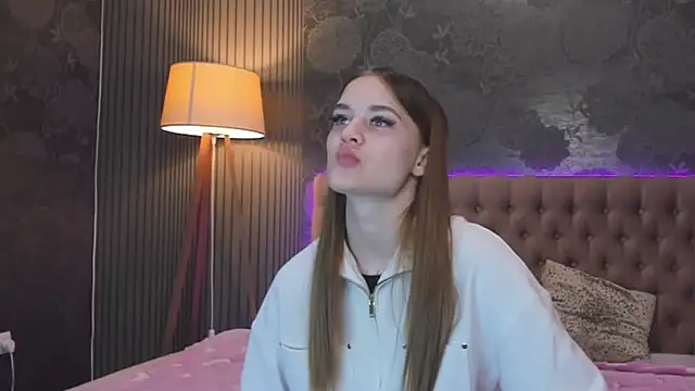 Snapshot of LuisaClover chatting on November 17, 2025, 1:06 pm LuisaClover online show from November 17, 2025, 1:06 pm