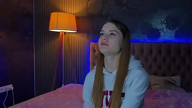 Snapshot of LuisaClover chatting on November 22, 2025, 1:10 pm LuisaClover online show from November 22, 2025, 1:10 pm