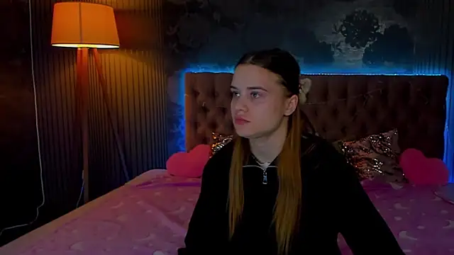 Snapshot of LuisaClover chatting on November 28, 2025, 1:25 pm LuisaClover online show from November 28, 2025, 1:25 pm