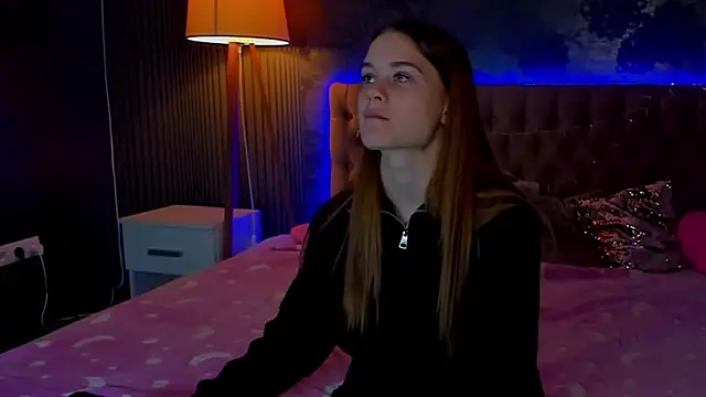 Snapshot of LuisaClover chatting on November 30, 2025, 12:53 pm LuisaClover online show from November 30, 2025, 12:53 pm