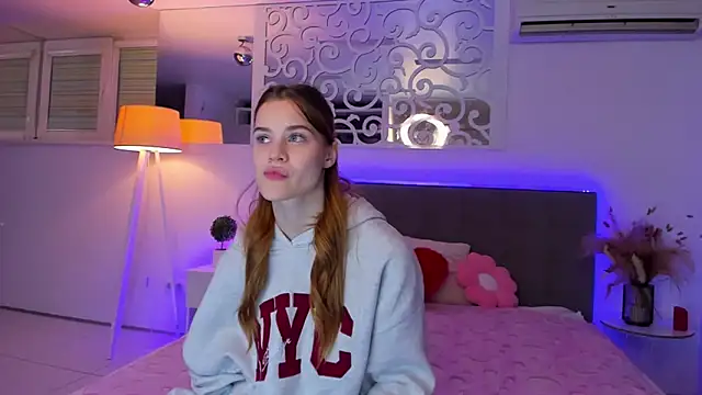 Snapshot of LuisaClover chatting on December 1, 2025, 1:49 pm LuisaClover online show from December 1, 2025, 1:49 pm